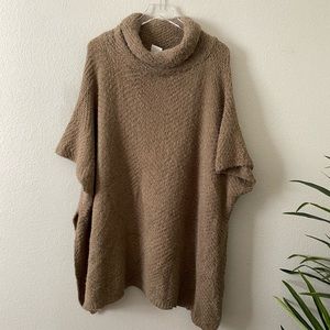 Women’s Soft knitted Taupe poncho one size NWT